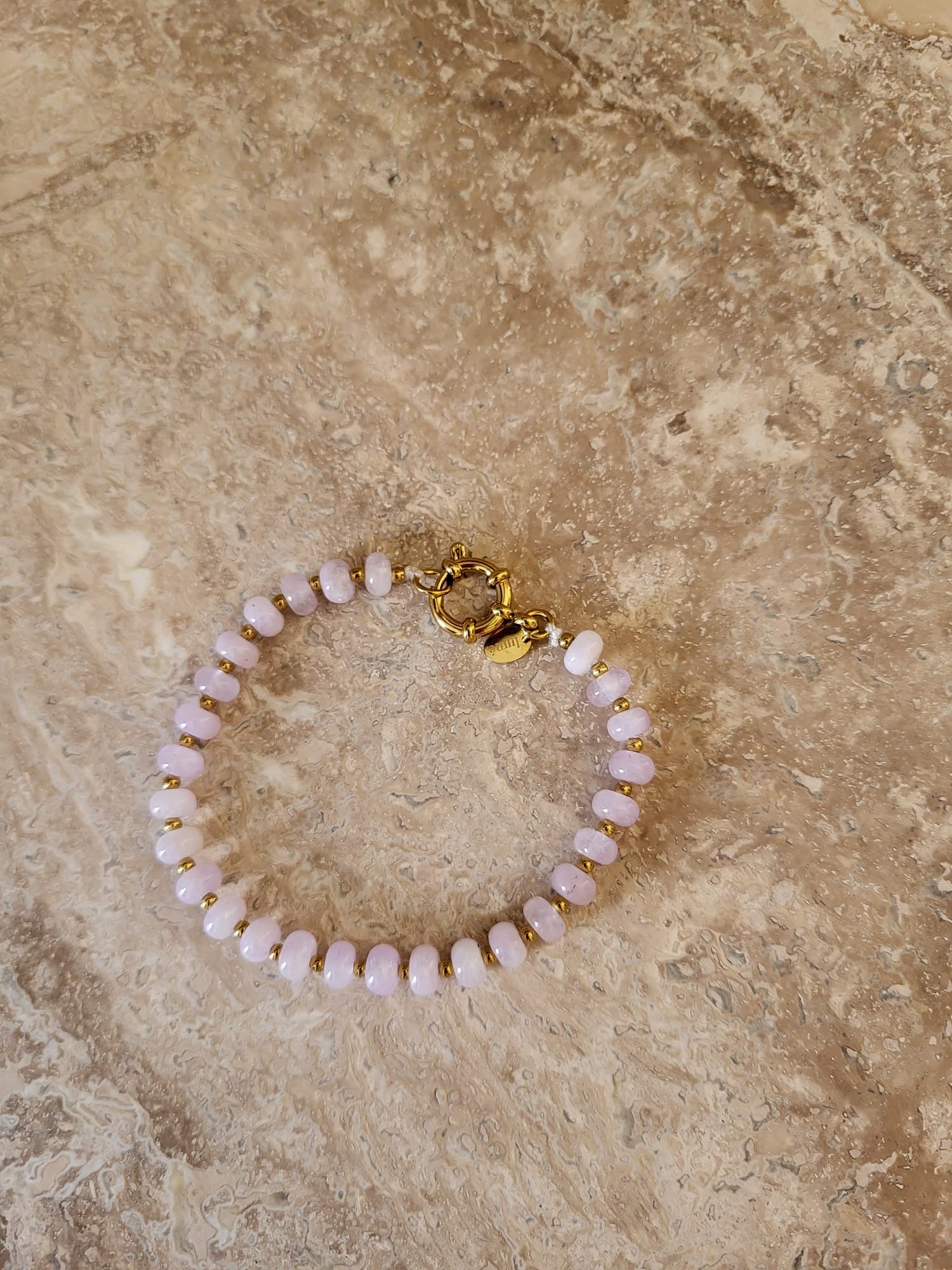 Lichtroze natuurstenen armband met gouden kralen en sluiting voor een elegante en stijlvolle look.