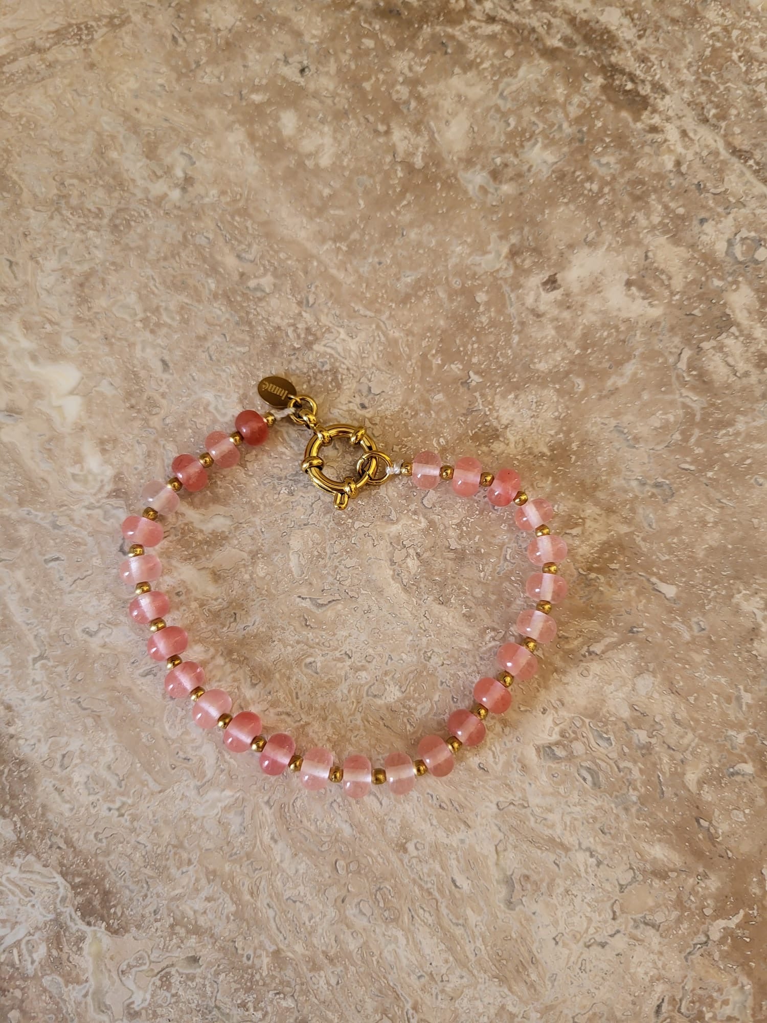 Clarisa roze armband met natuursteen kralen en gouden sluiting perfect voor je sieradencollectie