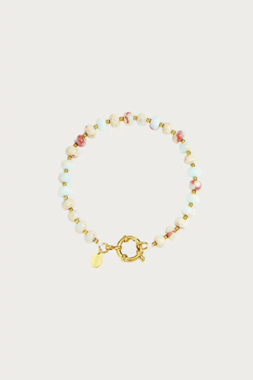 Clarisa armband van sky blue natuursteen kralen met gouden sluiting en klein goudkleurig detail