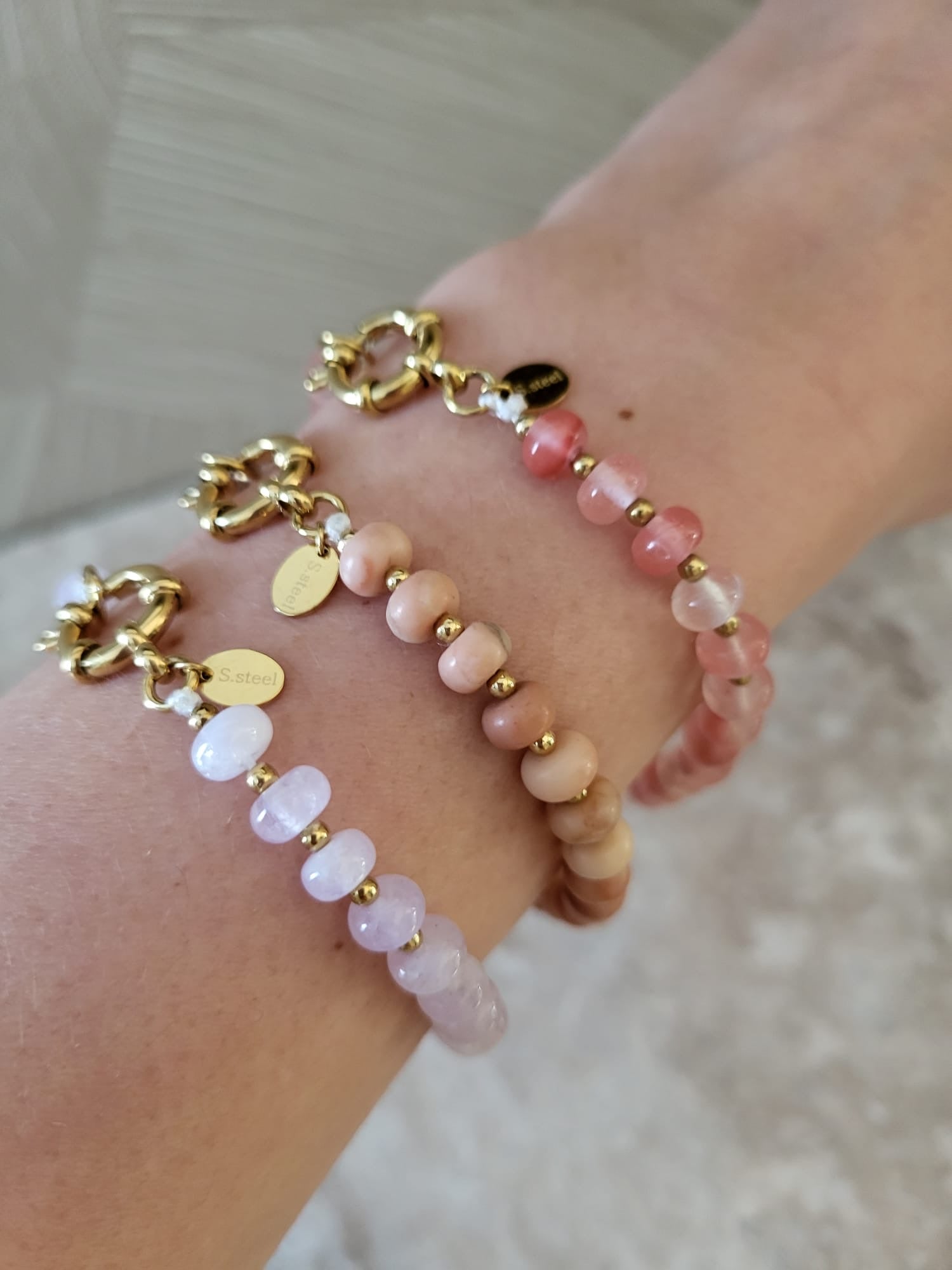 Set van 3 roze natuursteen Clarisa armbanden met gouden sluiting en kralen, om de pols gedragen