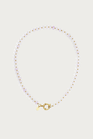 Front clasp ketting van lichtroze natuurstenen kralen met gouden details, perfect als choker of korte halsketting.