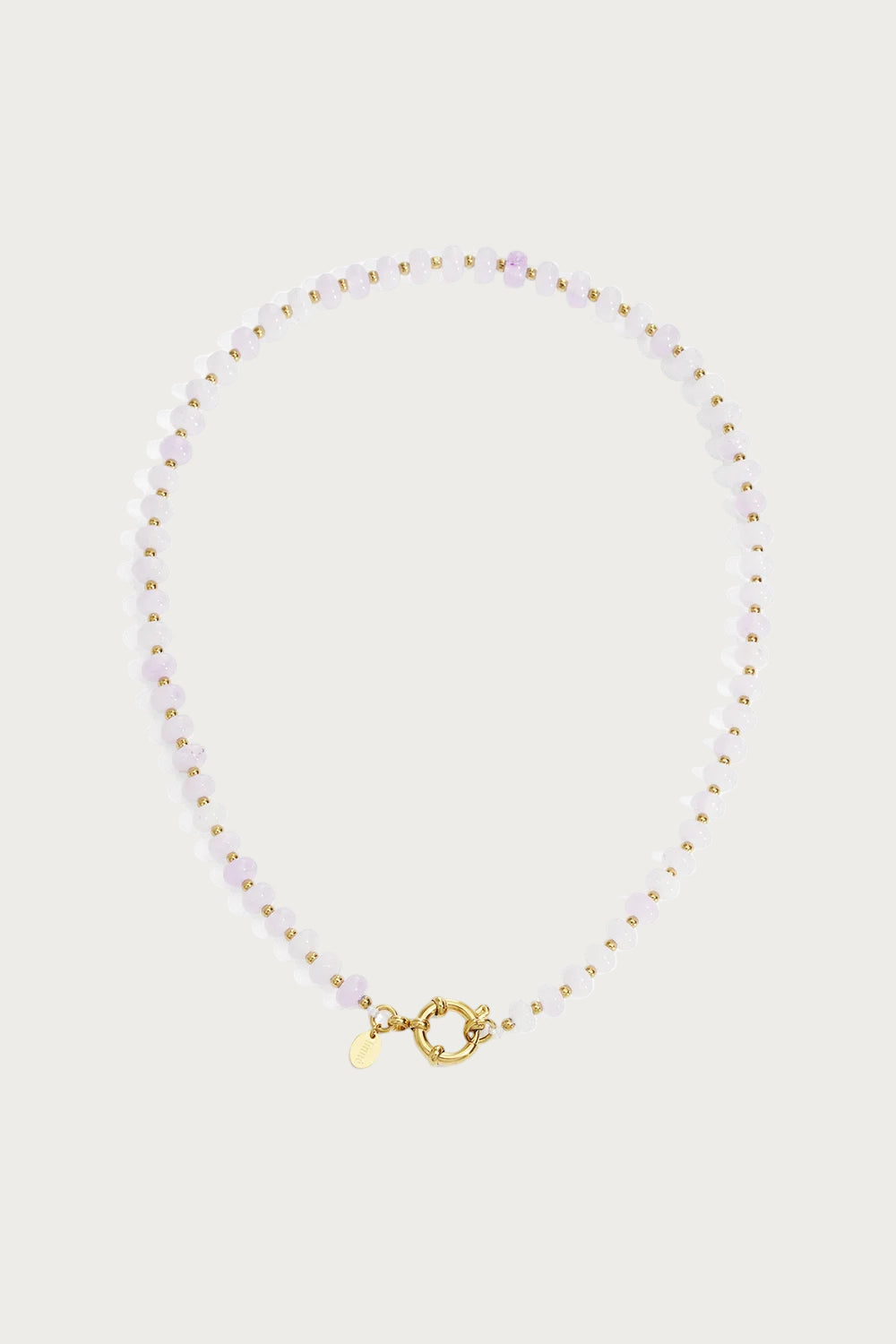 Front clasp ketting van lichtroze natuurstenen kralen met gouden details, perfect als choker of korte halsketting.