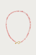 Roze natuursteen Clarisa ketting met gouden front clasp (sluiting) en kleine goudkleurige kralen.