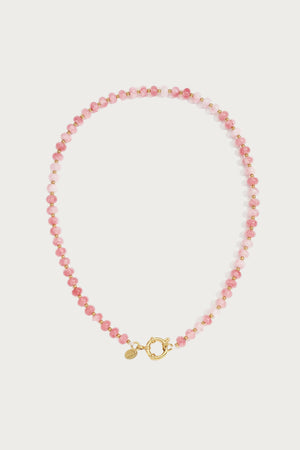 Roze natuursteen Clarisa ketting met gouden front clasp (sluiting) en kleine goudkleurige kralen.