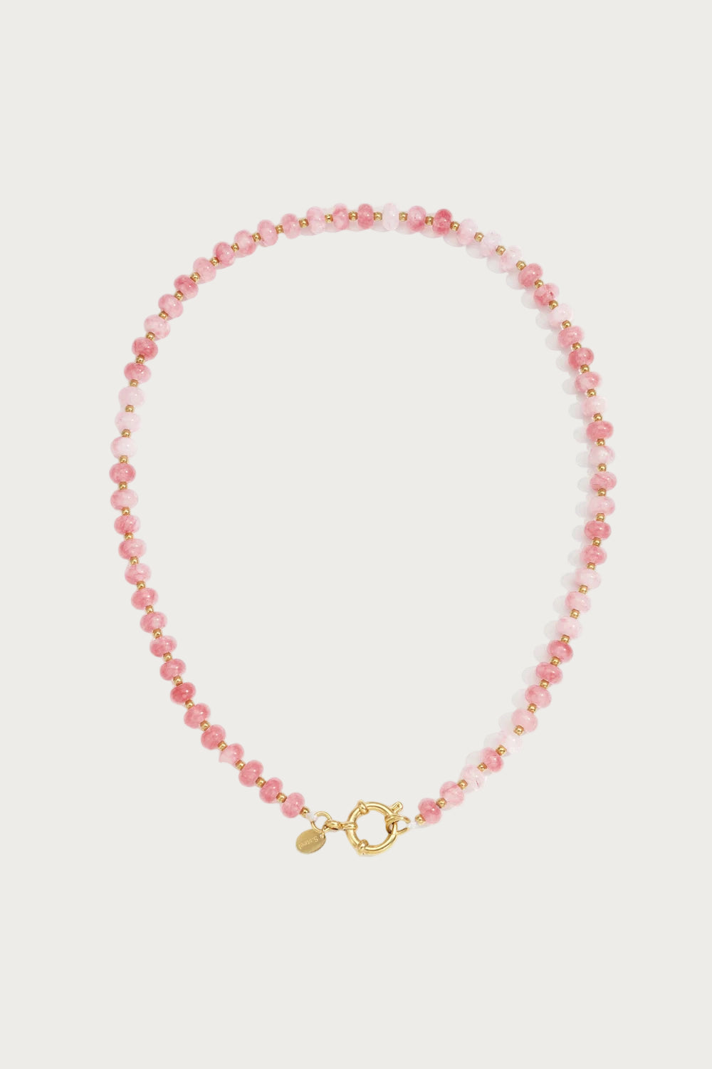 Roze natuursteen Clarisa ketting met gouden front clasp (sluiting) en kleine goudkleurige kralen.