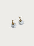 Set van goudkleurige Coastal Shell Drops oorbellen met schelpenhanger van alloy, ronde witte oorbellen