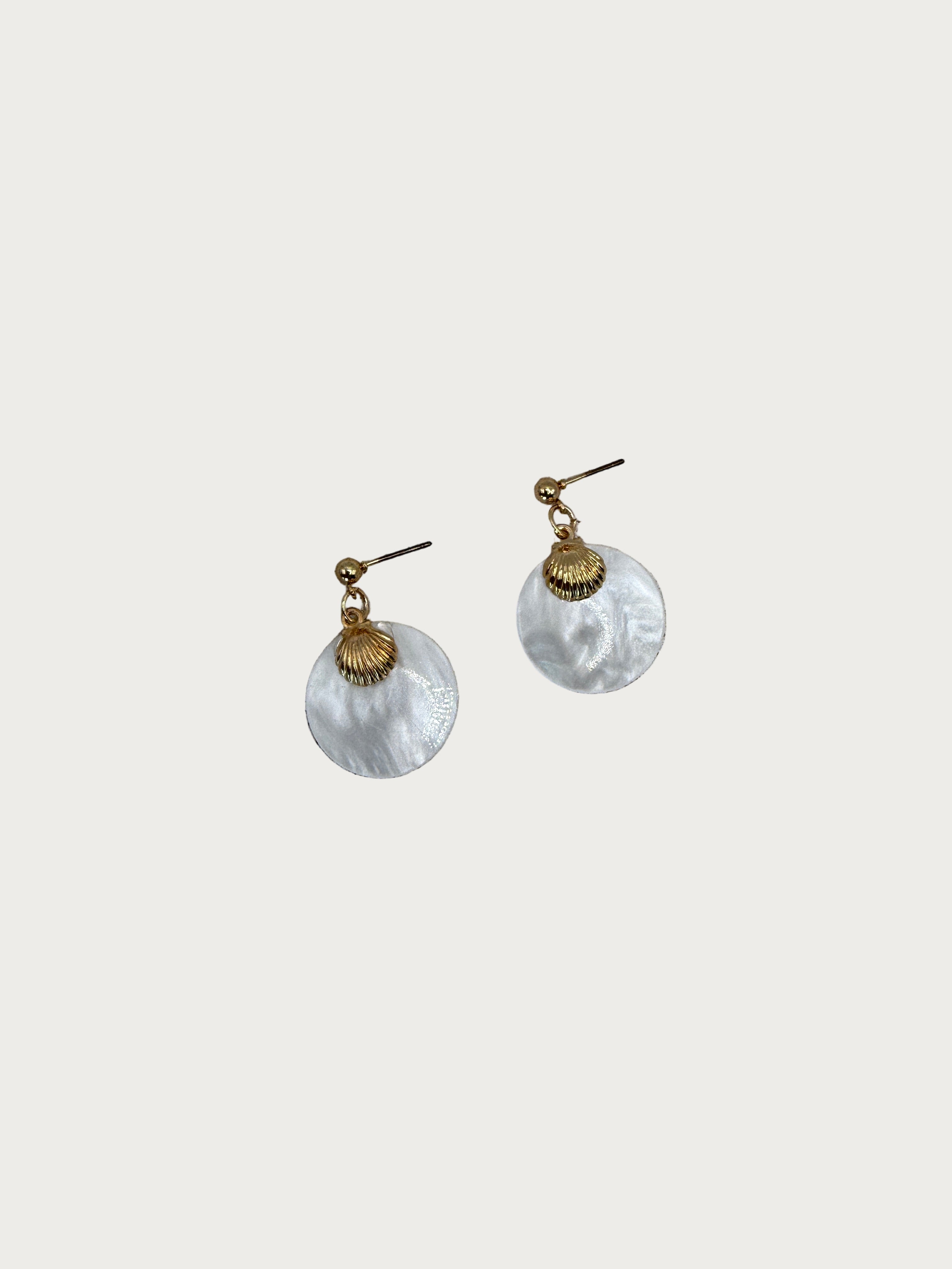 Set van goudkleurige Coastal Shell Drops oorbellen met schelpenhanger van alloy, ronde witte oorbellen