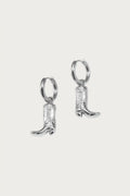Zilveren rvs oorbellen met cowboylaarsjes als hangers, gedetailleerde trendy sieraden perfect voor elke outfit.