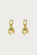 Gouden stalen oorbellen met gedetailleerde krabben charms en groene kralen, zomerse sieraden.