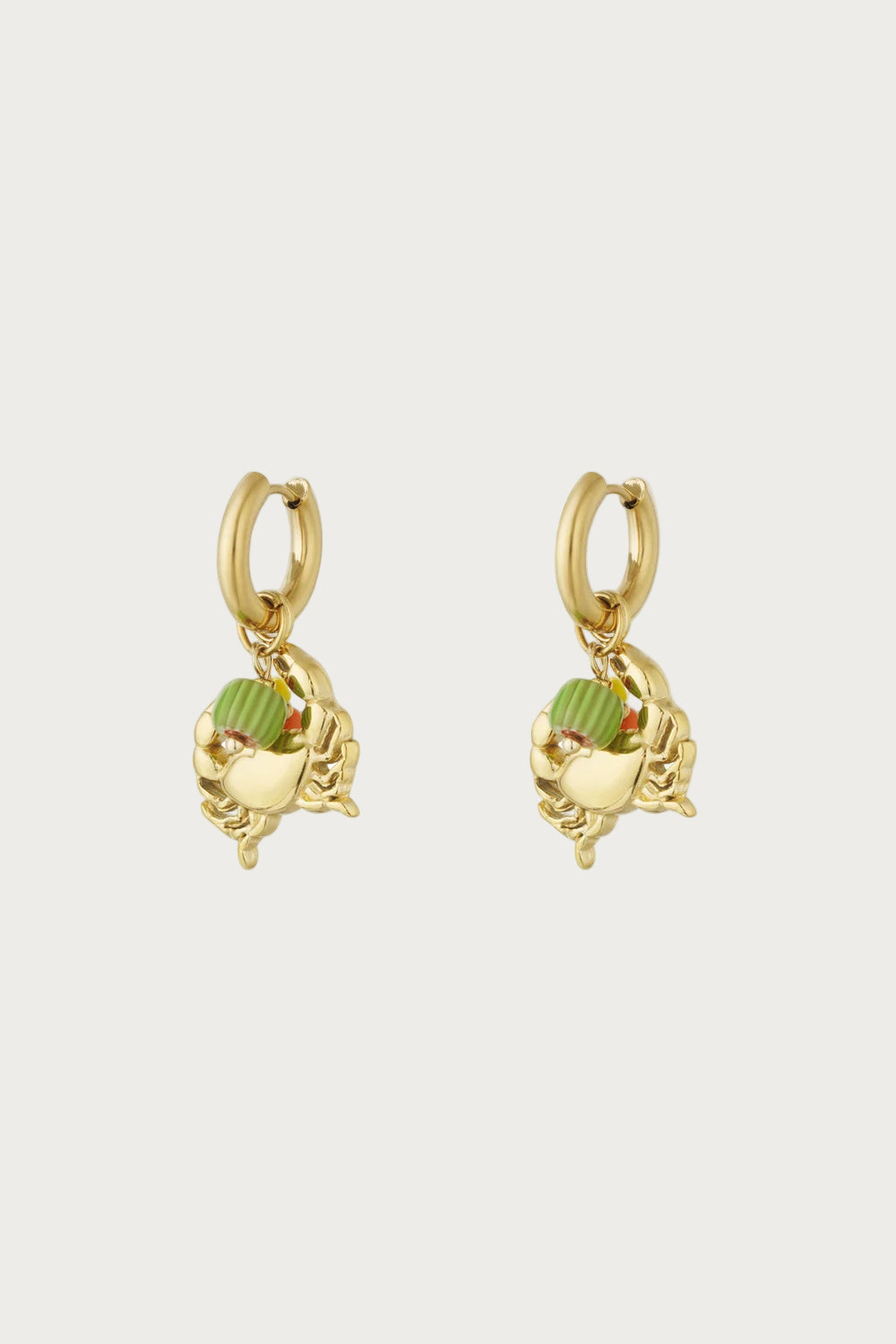 Gouden stalen oorbellen met gedetailleerde krabben charms en groene kralen, zomerse sieraden.
