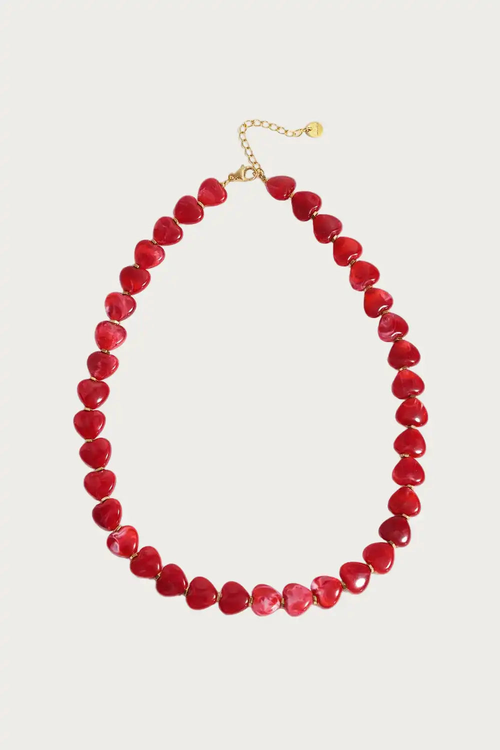 Crimson Beads – Kralen Ketting – Stainless Steel met dieprode hartvormige kralen en goudkleurige sluiting, perfect voor een statement look.