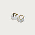 Beige oorbellen van stainless steel met gouden accenten, elegante Duni creolen.