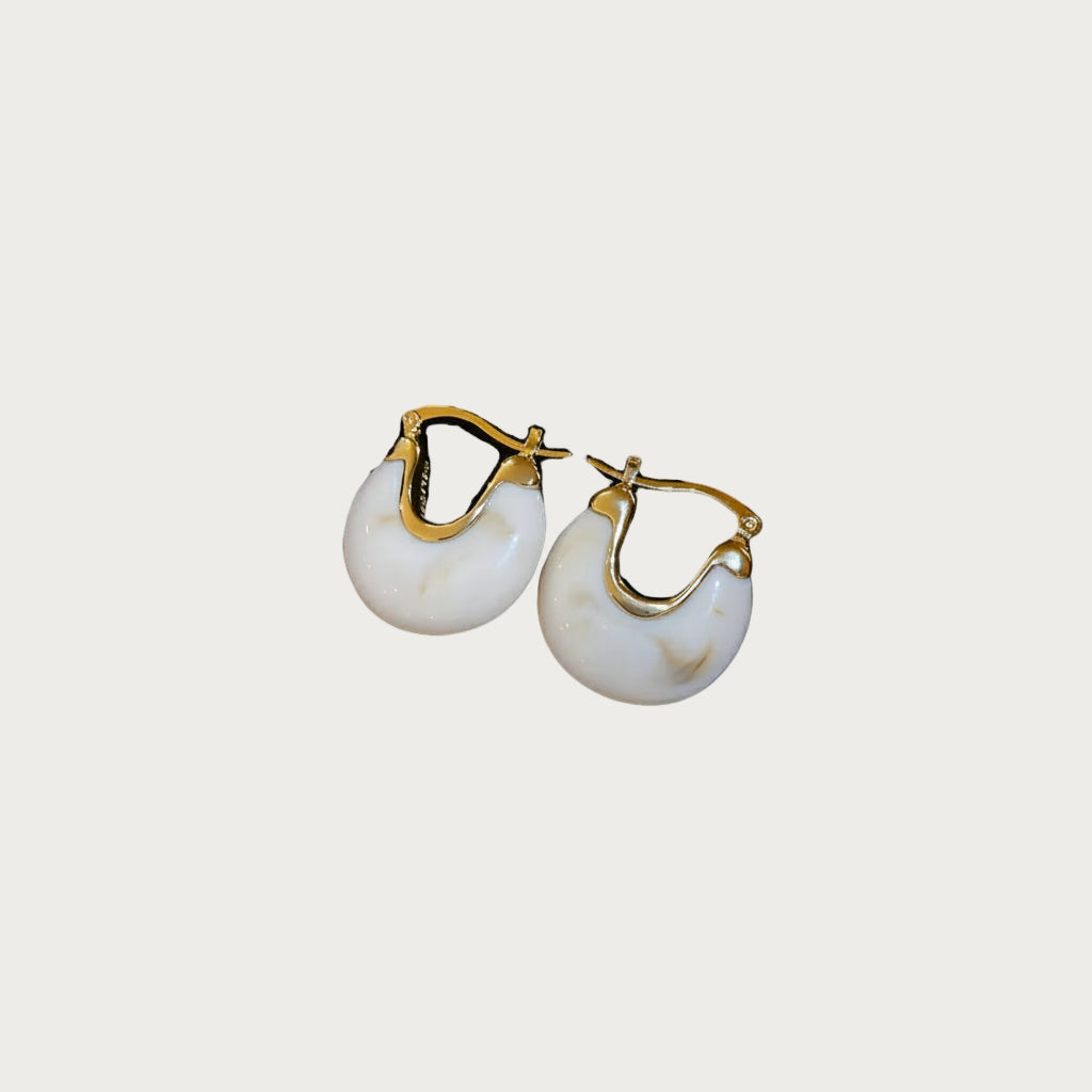 Beige oorbellen van stainless steel met gouden accenten, elegante Duni creolen.