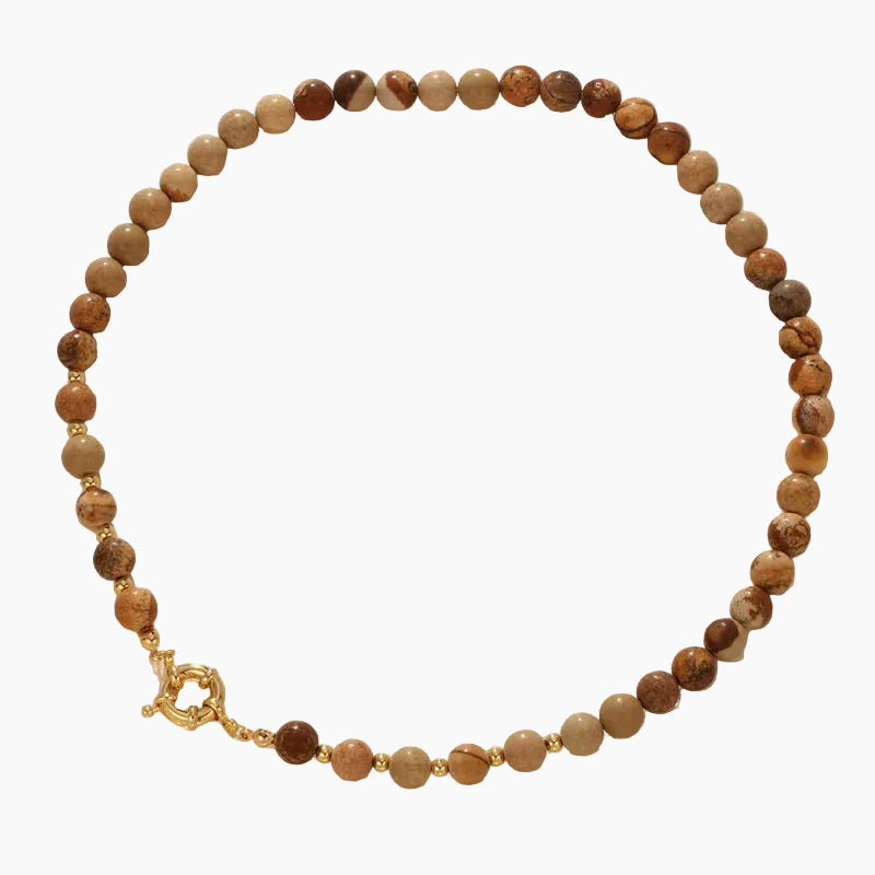 Elara kralenketting van natuursteen in aardetinten met gouden details en sluiting. Sierlijke dames ketting.