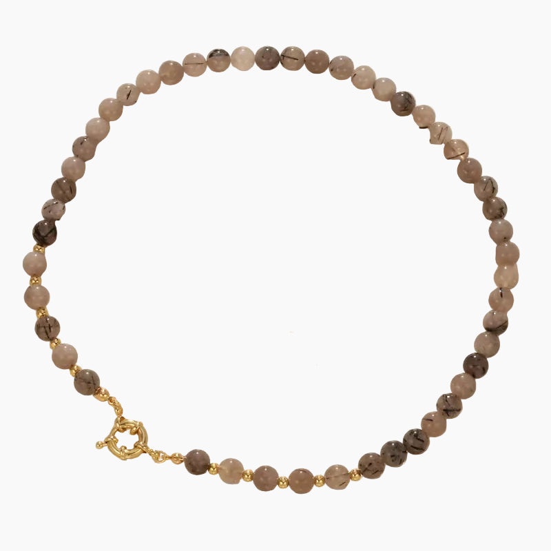 Elara kralenketting van natuursteen kralen, beige en bruine tinten met gouden sluiting en accentkralen, uniek sieraad.