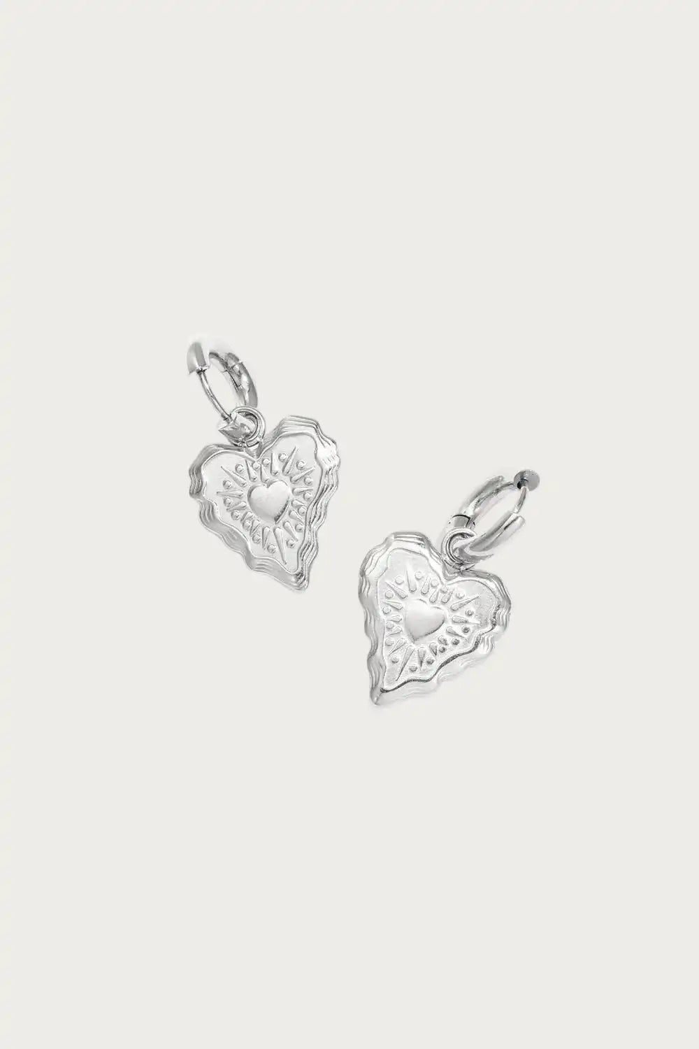 Everheart Silver oorbellen van stainless steel met hartvormige hanger en verfijnd gegraveerd design. Elegant en verkleuringsvrij sieraad.