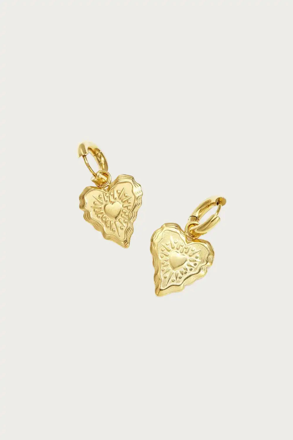 Everheart – Oorbellen – Stainless Steel kopen? Goudkleurige hartvormige oorbellen met sierlijk reliëf, perfect voor dagelijks gebruik.
