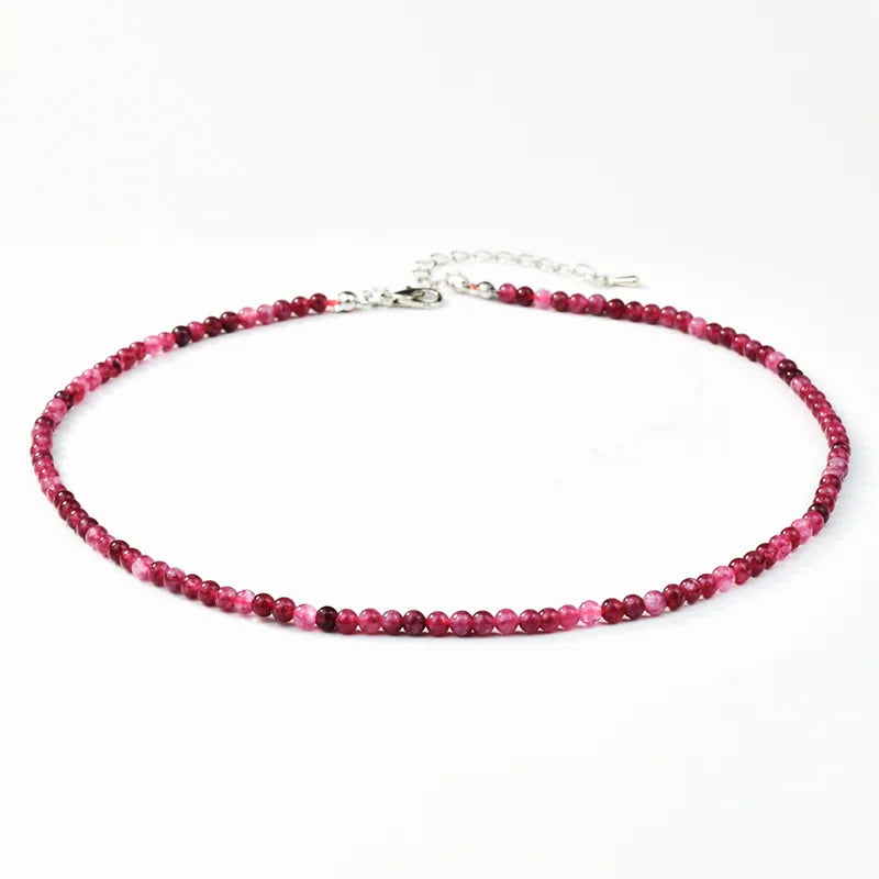 Feline kralenketting van roze-rode natuursteen met zilverkleurige sluiting en verlengketting, stijlvolle edelsteen choker.