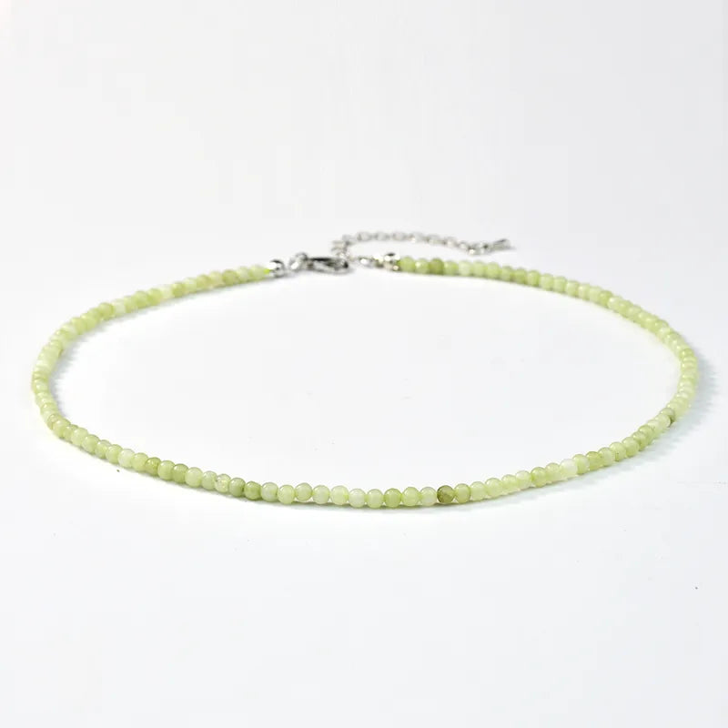 Feline kralenketting van lichtgroene natuursteen, subtiele ketting met kleine ronde kraaltjes, verstelbare sluiting