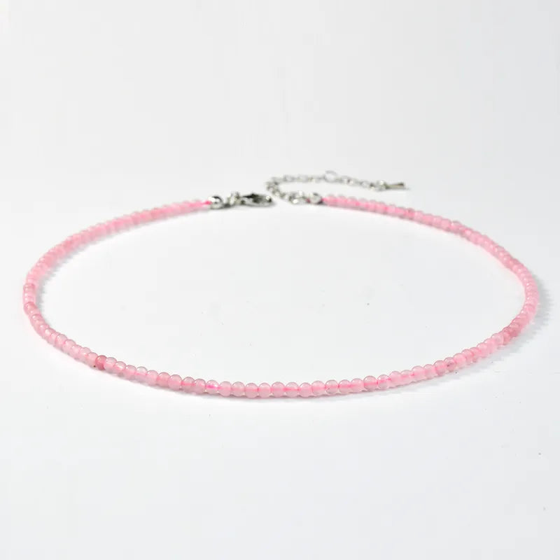 Roze Feline kralenketting van natuursteen met kleine kraaltjes en zilverkleurige sluiting, delicate choker ketting