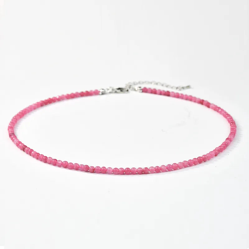Feline roze kralenketting van natuursteen met kleine kraaltjes en zilverkleurige sluiting, een nieuw sieraad.