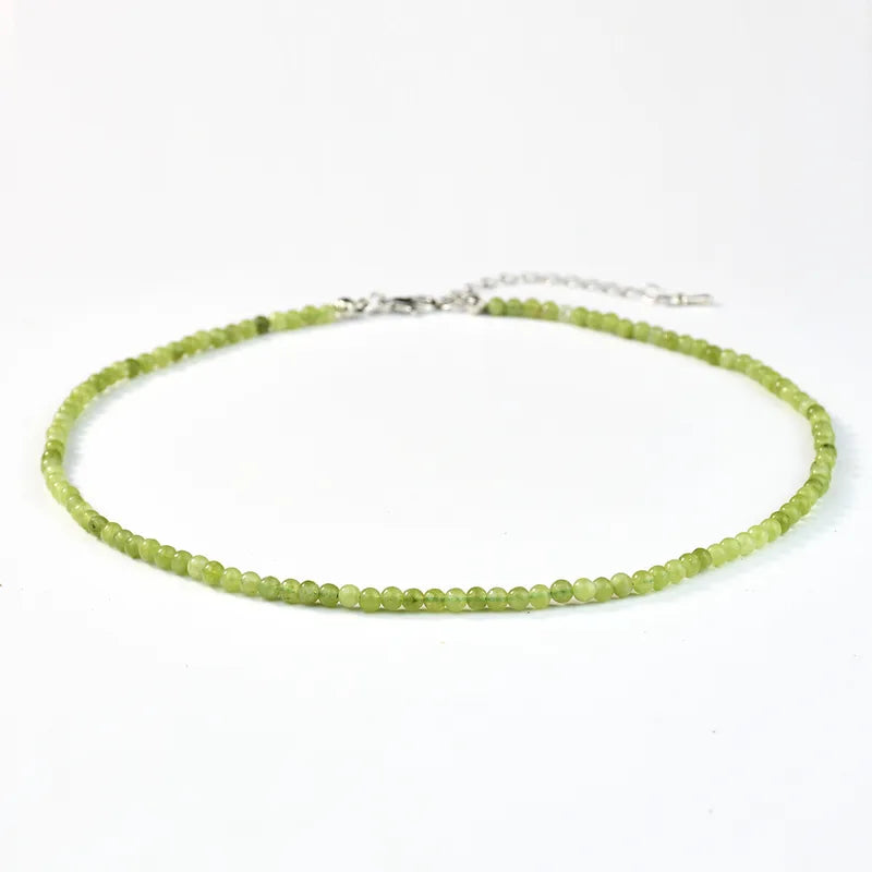 Feline kralenketting van delicate groene natuursteen kraaltjes met zilverkleurige sluiting, subtiel sieraad halsketting