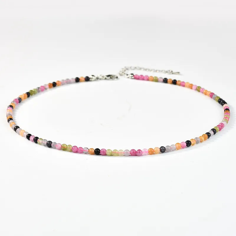 Feline kralenketting van natuursteen, met kleine, veelkleurige kraaltjes en zilverkleurige sluiting