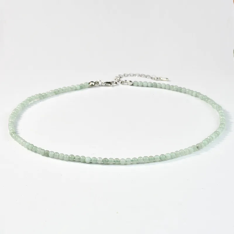 Feline kralenketting van natuursteen met kleine lichtgroene kraaltjes, zilverkleurige sluiting, delicate choker ketting