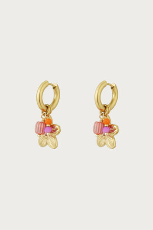 Gouden stainless steel oorbellen met bloembedel en kleine gekleurde kraaltjes in roze en oranje.