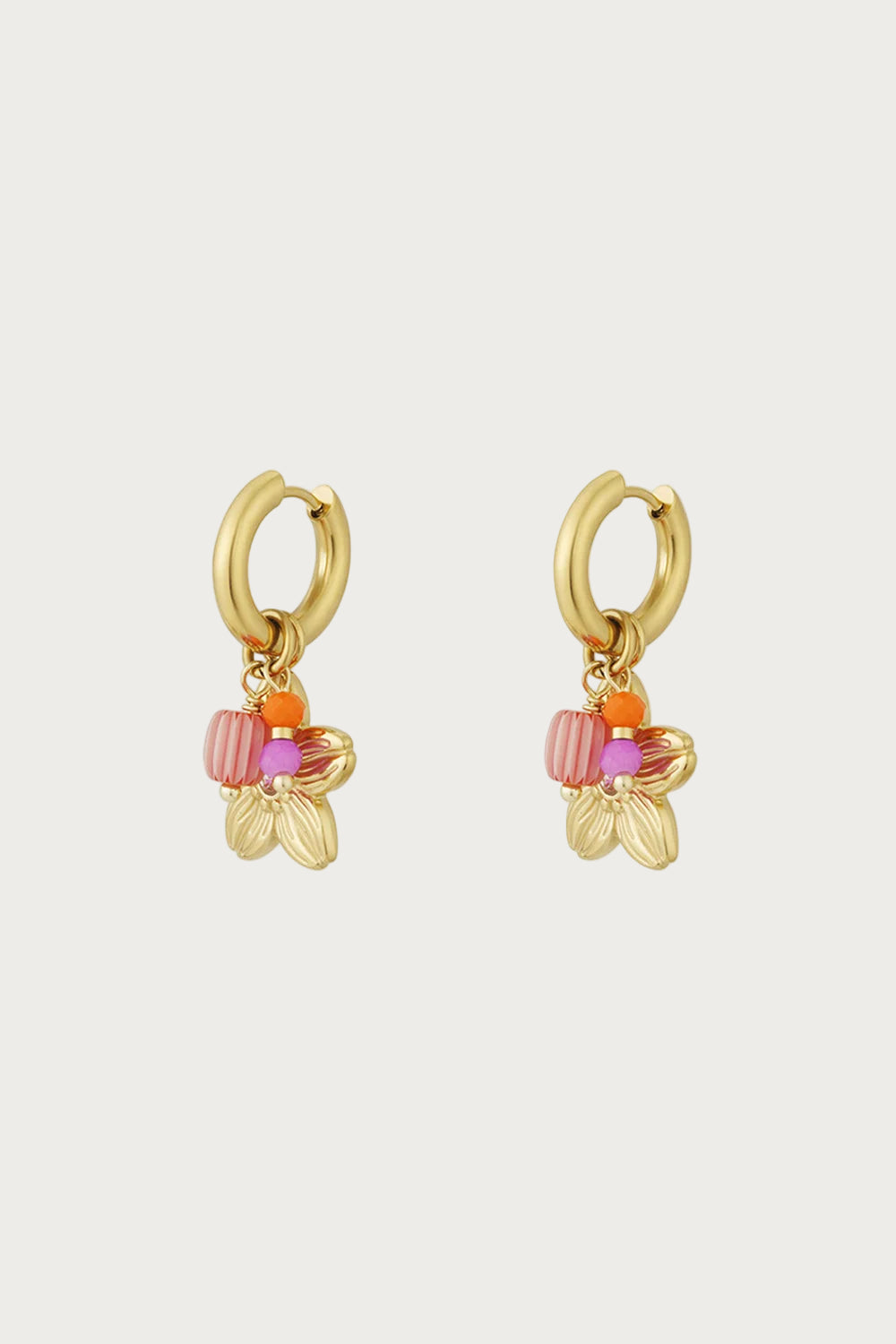 Gouden stainless steel oorbellen met bloembedel en kleine gekleurde kraaltjes in roze en oranje.