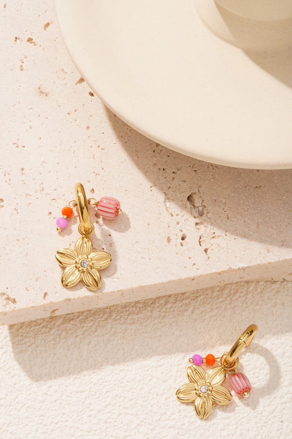 Gouden stainless steel oorringen met bloem en kleurrijke kralen, perfecte sieraden voor dames.