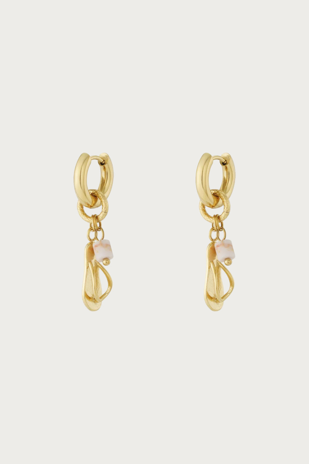 Gouden oorbellen van stainless steel met flip flop bedeltjes en kleine roze steentjes, hangend aan hoepels.