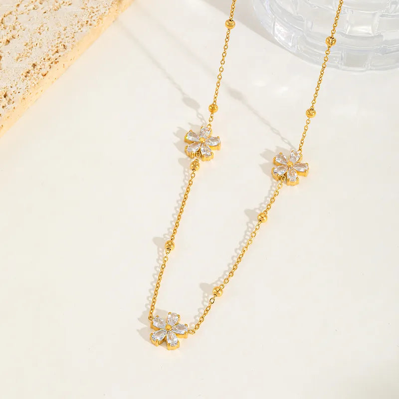 Gouden Flora bloemen ketting van stainless steel met glanzende zirkonia stenen, elegant sieraad voor dames