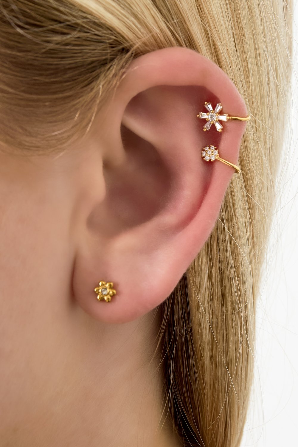 Gouden oor manchet set met bloem oorbellen en oorpiercings, bezet met glinsterende zirkonia.
