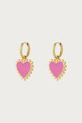 Goudkleurige oorbellen met roze hartjes aan stevige rvs oorringen, funky sieraden van Mae