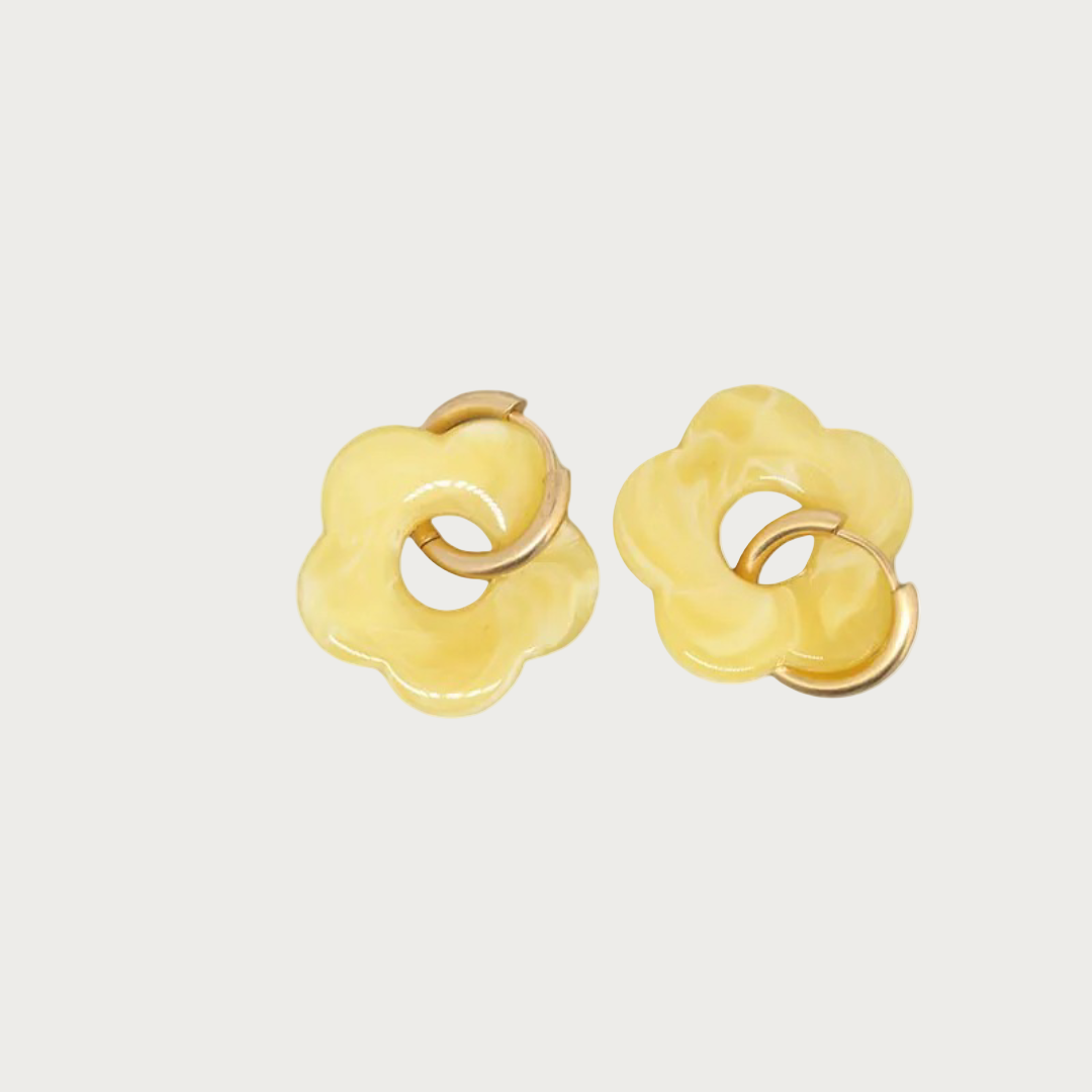 Gele bloemvormige Rosy oorbellen met gouden accenten, perfect voor een elegante zomerlook