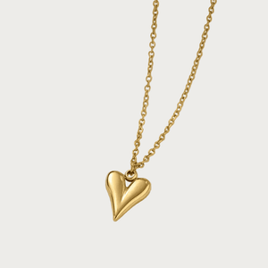 Gouden ketting met hartje hanger, minimalistisch design in stainless steel. Gouden sieraden met liefdesmotief.