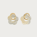 Rosy oorbellen, beige bloemvormige hangers aan gouden ringen, elegante dames sieraden