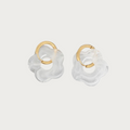 Witte bloemvormige oorbellen met goudkleurige ringen, trendy sieraad voor dames.