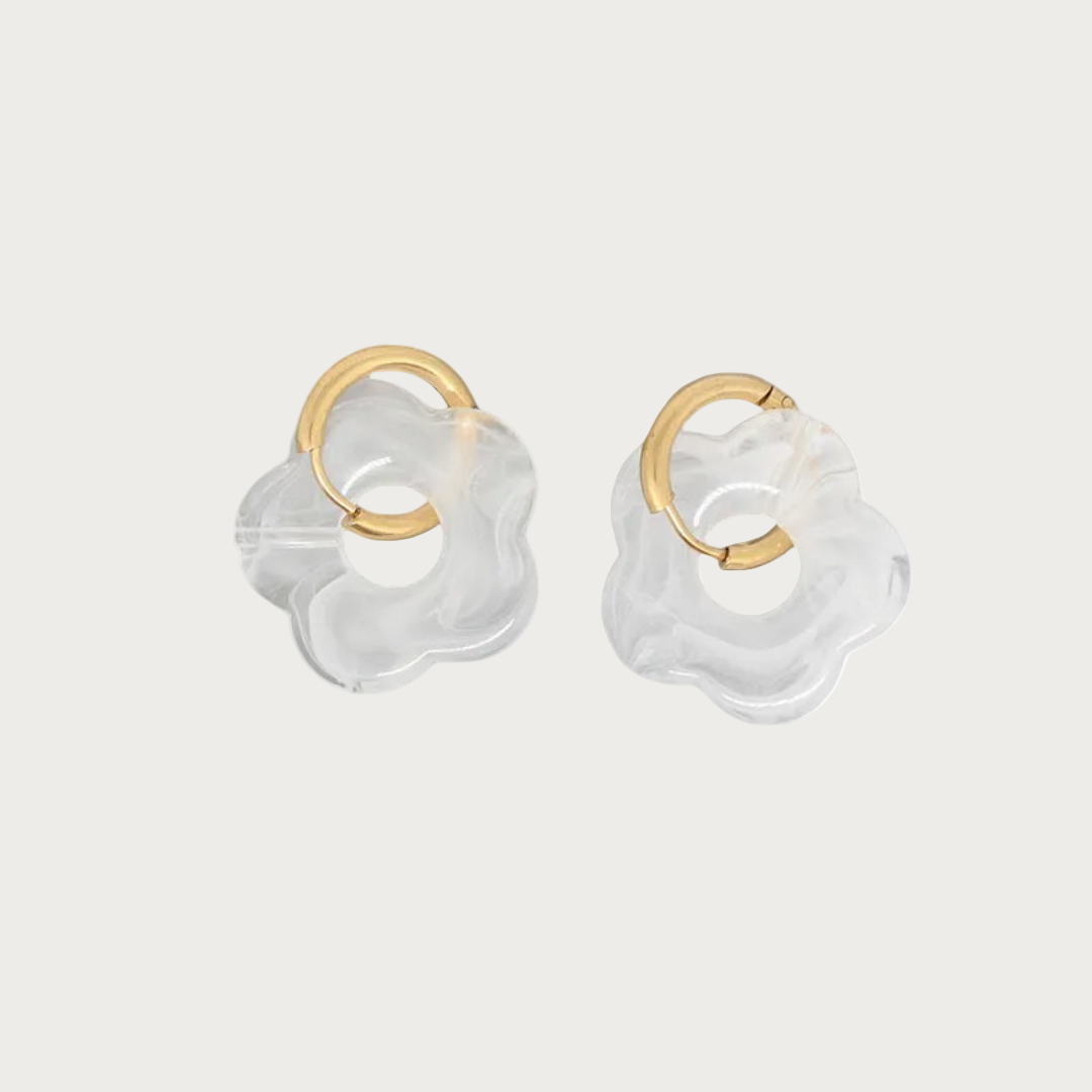 Witte bloemvormige oorbellen met goudkleurige ringen, trendy sieraad voor dames.