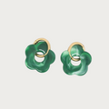 Paar Rosy oorbellen met smaragdgroen bloemdesign, goudkleurige details, juwelen.