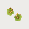 Rosy oorbellen in lichtgroen, bloemvormige hangers met gouden ringetjes. Stijlvolle light green sieraden.