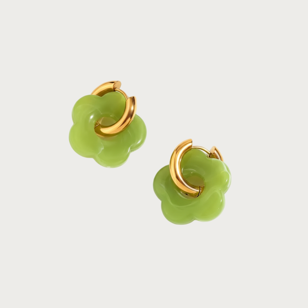 Rosy oorbellen in lichtgroen, bloemvormige hangers met gouden ringetjes. Stijlvolle light green sieraden.