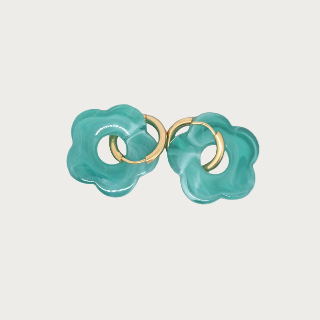 Rosy oorbellen, groen, bloemvormige hangers, goudkleurige ringen, stijlvolle dames accessoires, statement sieraden