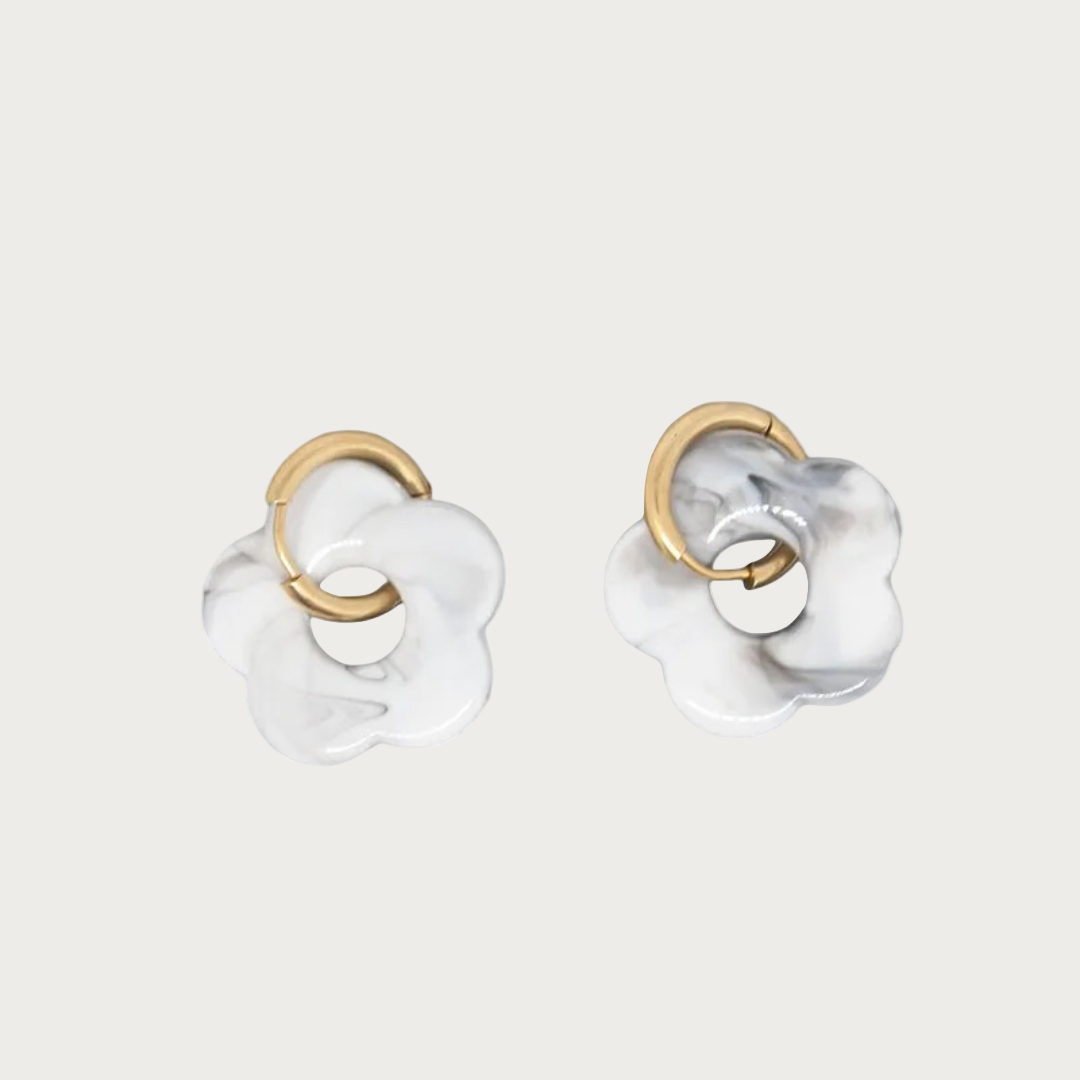 Stijlvolle Rosy oorbellen met grijs/witte marmer look bloem vorm hangers en gouden oorringen, trendy dames sieraden