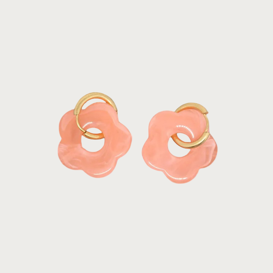 Rosy oranje oorbellen met bloemvormige hangers en gouden oorringen, abstract sieraden design.