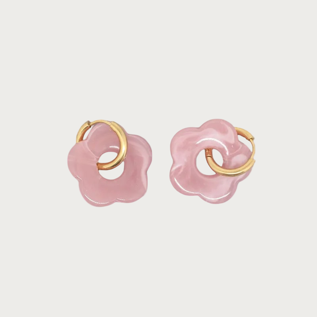 Rosy roze bloem oorbellen met goudkleurige ringen, elegant sieraden design voor dames en meisjes