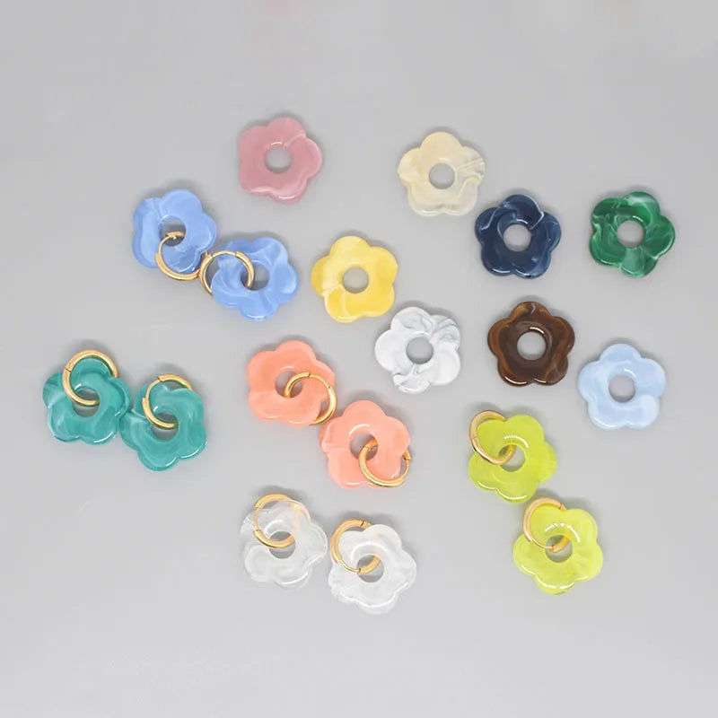 Diverse Rosy oorbellen: gele bloem oorbellen en hangers in verschillende kleuren, goudkleurige details, sieraden.