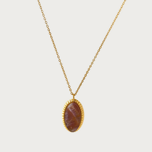 Gouden ketting met ovale natuurlila steen in een robuuste gedraaide rand, gemaakt van roestvrij staal