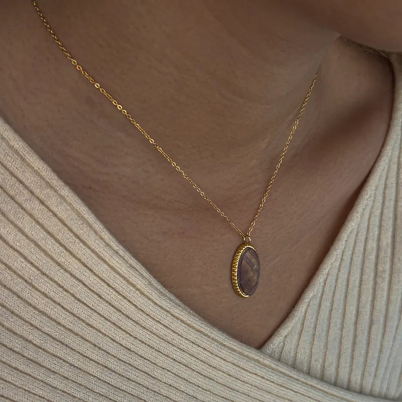 Gouden ketting met ovale natuursteen hanger van stainless steel, stijlvol sieraad om de nek